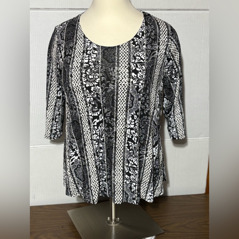 Roz&ALI WOMEN’s 2x pullover black and white top with back cut out